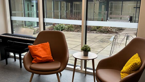 Med udsigt til atrium-gården som er synlig fra alle sider.